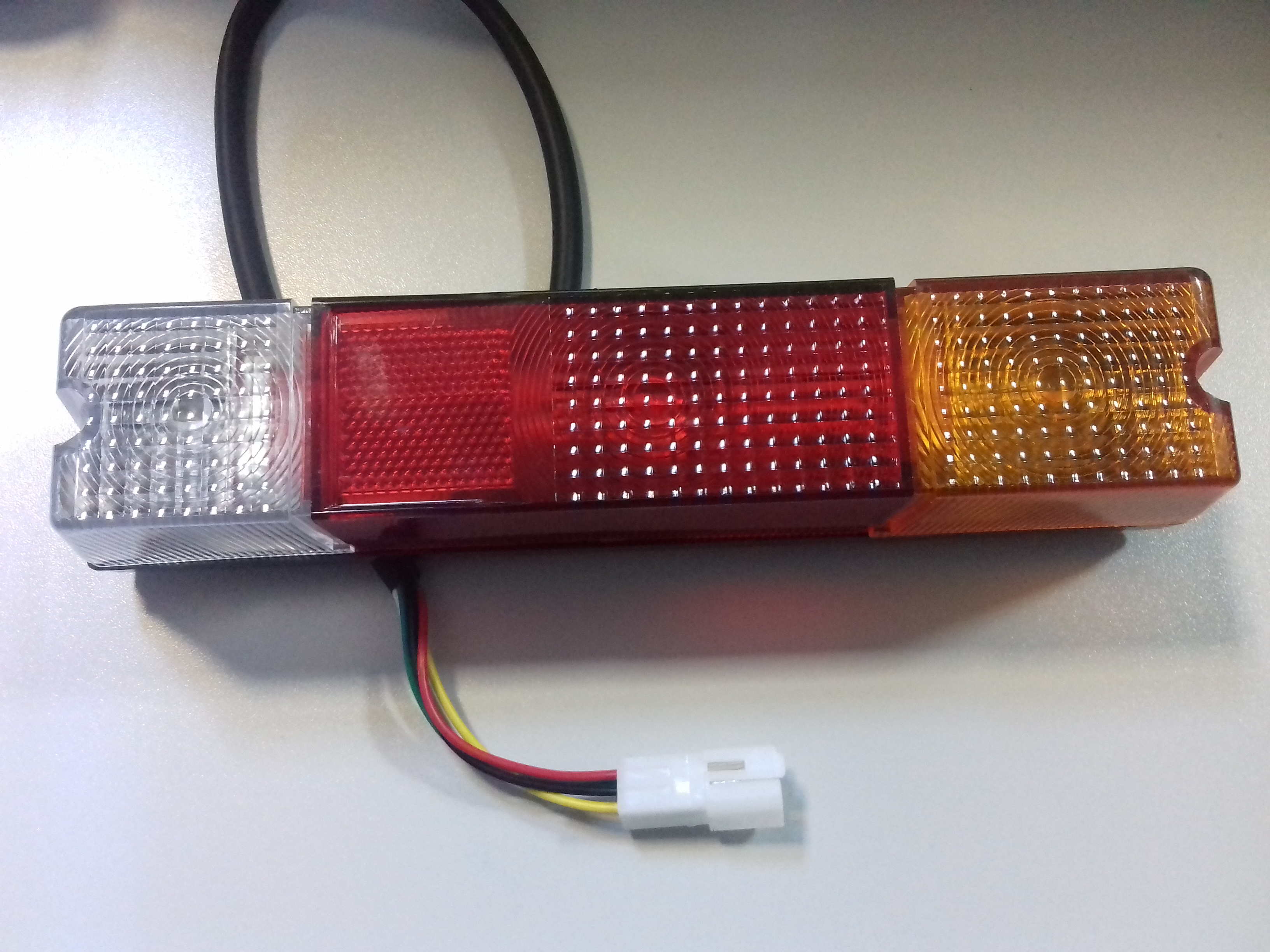 (44) LAMPA SPATE 12V CU BECURI